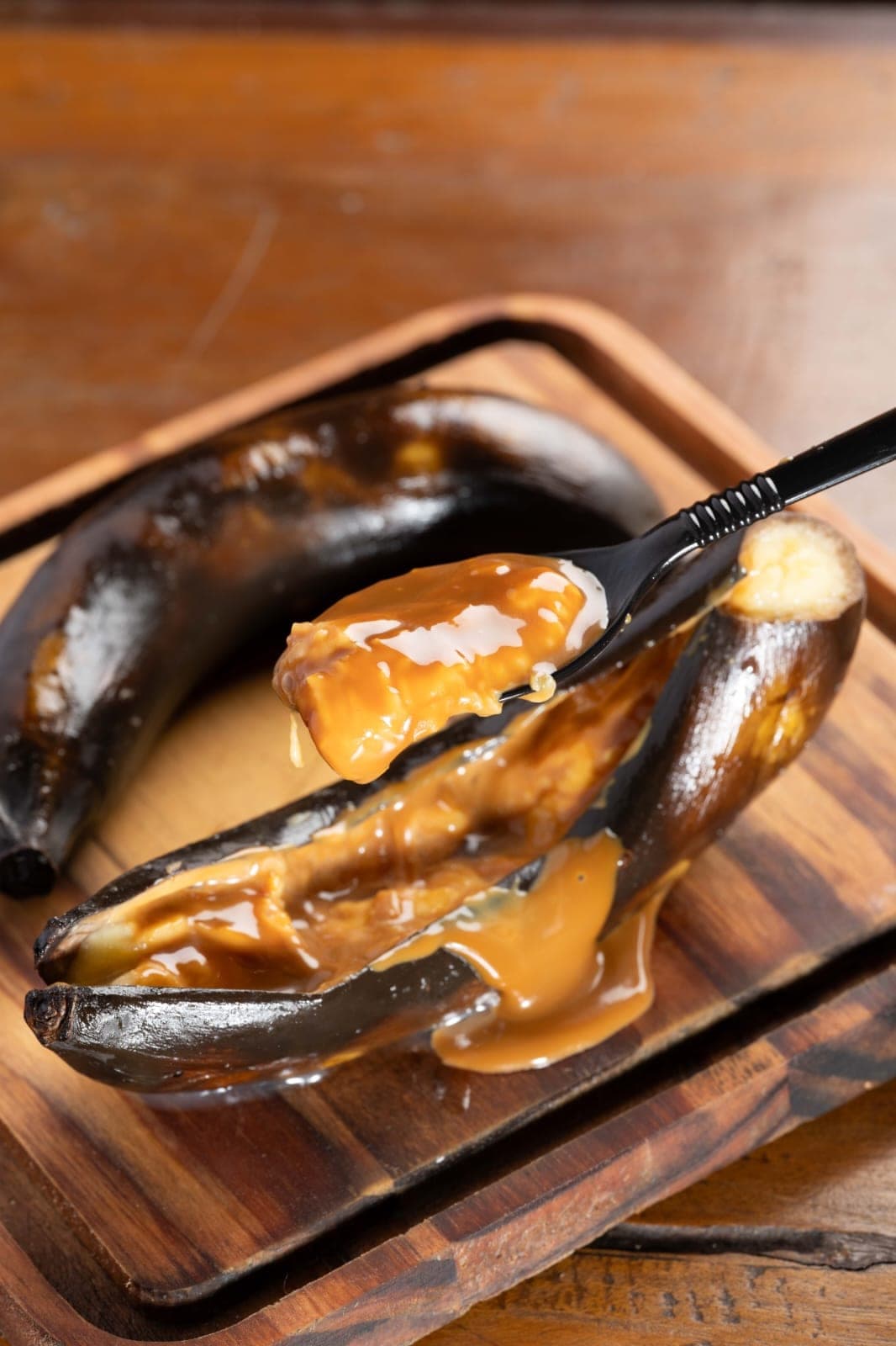 Banana na brasa com doce de leite