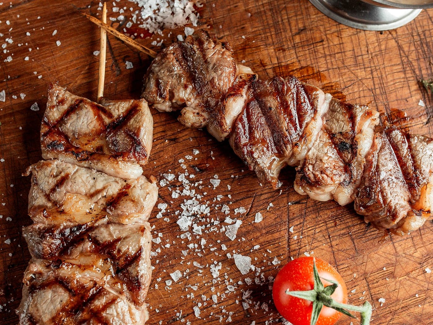 Espetinhos de carne, frango e queijo grelhados na brasa para evento